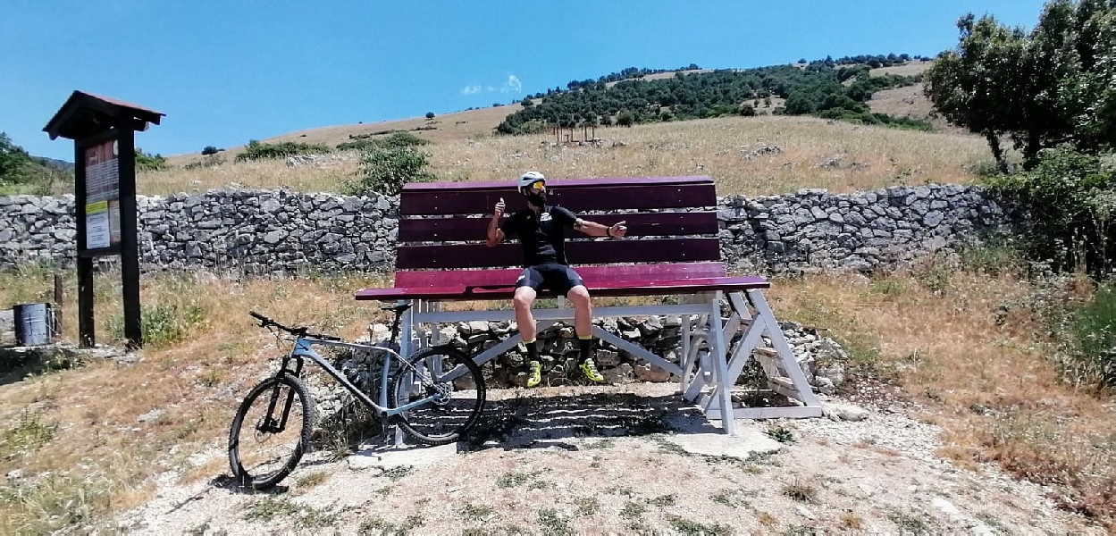 https://www.pachamama-adventure.it/immagini_pagine/230/eno-bike-tour-sulla-ciclabile-lago-di-canterno-piglio-fr-in-collaborazione-con-la-cantina-rosso-del-borgo-230-566-600.jpg