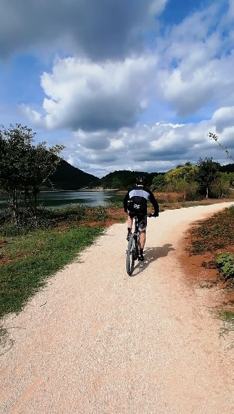 https://www.pachamama-adventure.it/immagini_pagine/230/eno-bike-tour-sulla-ciclabile-lago-di-canterno-piglio-fr-in-collaborazione-con-la-cantina-rosso-del-borgo-230-570-600.jpg